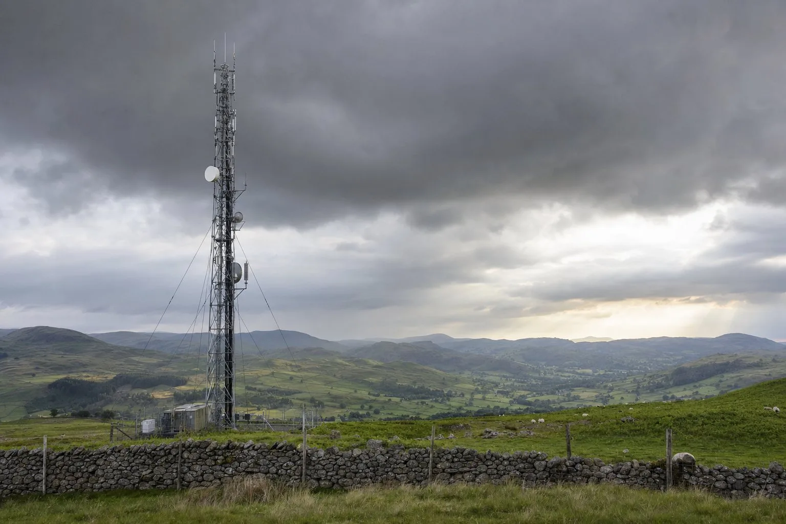 Greenfield lattice mast in the British countryside